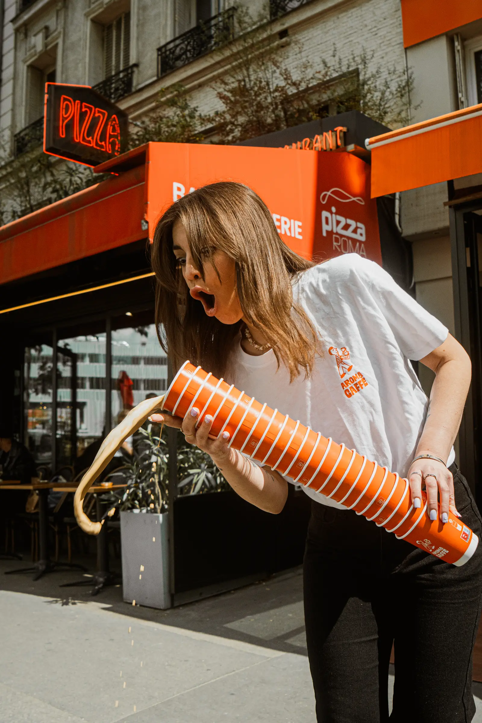 Pile de gobelets Aroma Caffè dans une rue de Paris 14e